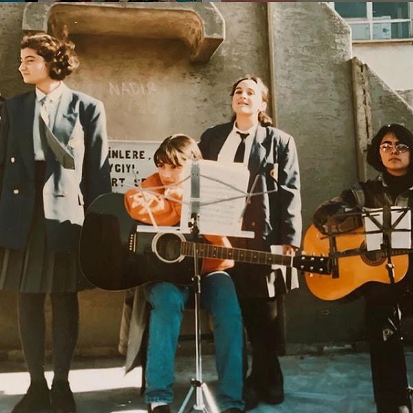 2. Müzik hayatına 1992'de Adapazarı Belediyesi çocuk ve gençlik korosu'na katılarak başlayan Ertem 1995'te piyano ve gitar eğitimi almaya başladı.