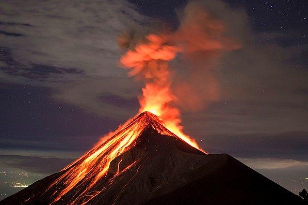 3. Vezüv, çok tehlikeli olan bir volkan türü olan stratovolkandır.