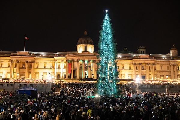 2. Norveç, Nazi işgaline karşı İngiltere'nin verdiği yardımı anmak için her yıl Noel sezonu Trafalgar Meydanı'nda dikilmek üzere İngiltere'ye, yaklaşık 20 metre yüksekliğinde bir ladin ağacı gönderiyor.