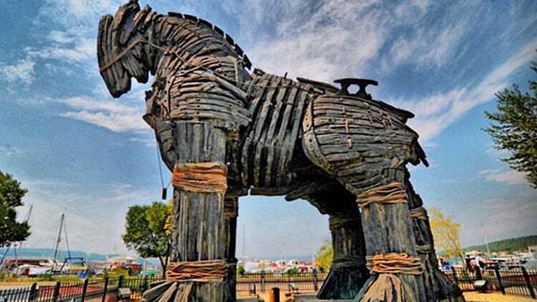 5. Truva Atı M.Ö. 1180'lerde Yunanlıların 10 yıllık bir kuşatmayı sona erdirmek amacıyla şehre girme aracı olarak hediye edildi.