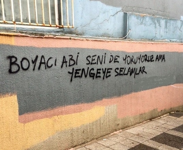 7. Boş duvar gördüklerinde dayanamaz yazı yazarlar...