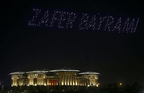 Türkiye'de İstanbul'daki 15 Temmuz anma törenlerinde 200 İHA ile ilk kez kullanılan ışık gösterisi teknolojisi, bu kez 30 Ağustos Zafer Bayramı dolayısıyla 300 İHA ile Beştepe'de gerçekleştirildi.