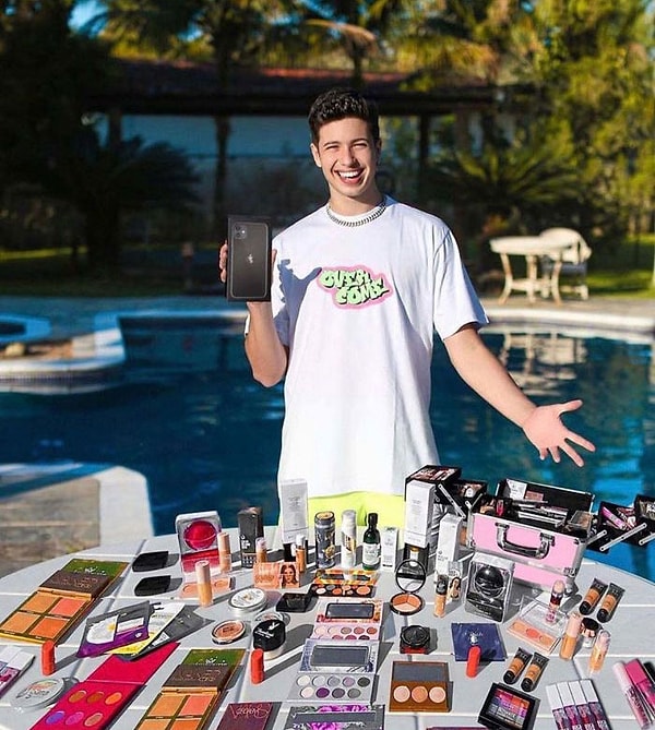 1. Парень забыл прифотошопить тень от коробки IPhone