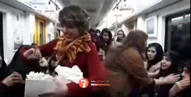 Monireh Arabshahi, kızı Yasamin Aryani ve Mojgan Keshavarz, 8 Mart 2019 Dünya Kadınlar Günü'nde 'forced hijab' yani zorunlu başörtü kuralına karşı gelerek başörtülerini çıkarıyor ve metroda kadınlara çiçek dağıtmaya başlıyorlar.