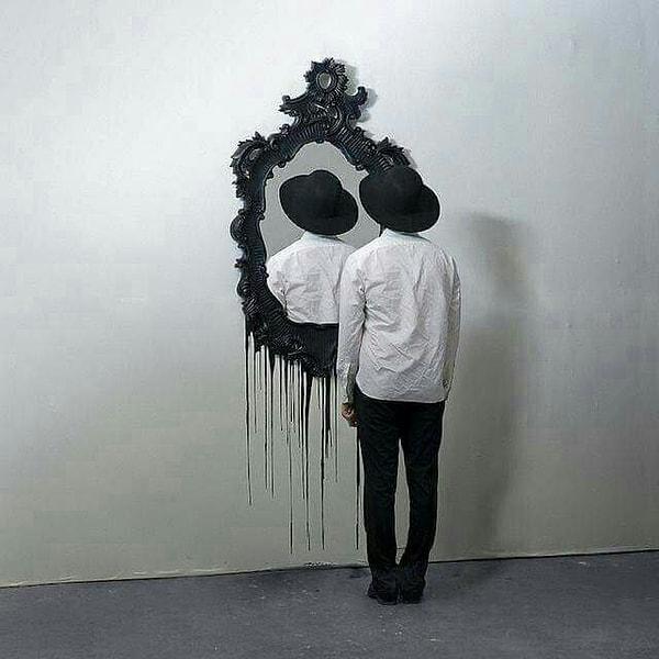 Aynadakine bakmak başka, aynadakini görmek başka, aynadaki olmak bambaşkadır.