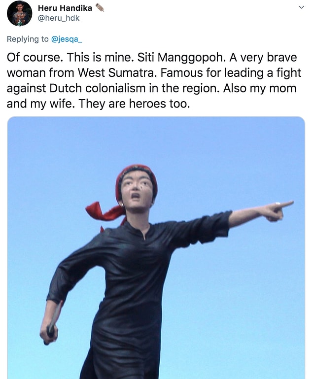 10. " Tabii ki. Bu da benimki: Siti Manggopoh. Batı Sumatra'dan çok cesur bir kadın. Bölgede Hollanda sömürgeciliğine karşı mücadele vermesiyle ünlü."
