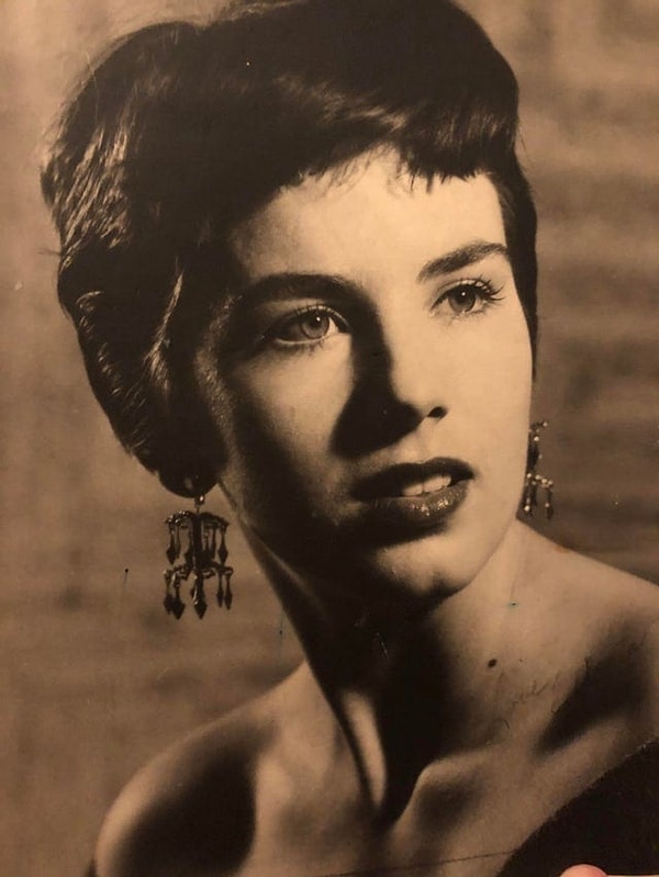 1. «Моя бабушка в 16 лет. Сейчас ей 80, и она веселит меня каждый день. Люблю эту женщину!»