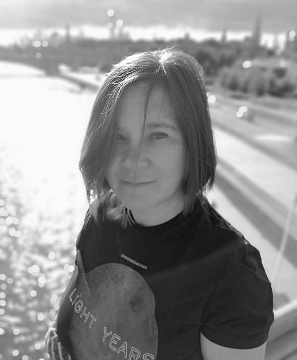 1. Мне 53 года. Живу сама, мой сын вырос, люблю его, мое сердце живо, а моя голова - моя собственная. Свобода!