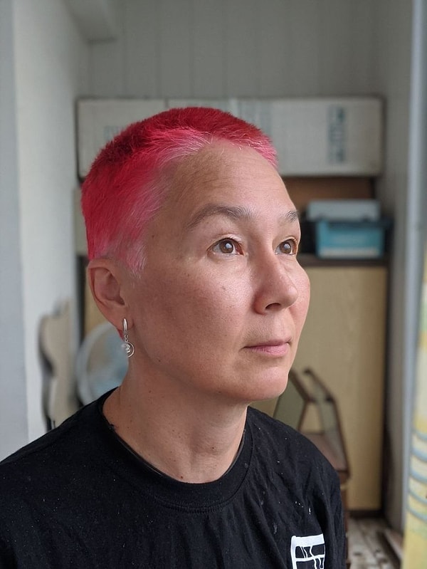 12. Маме 52 года. Несколько лет назад она коротко постриглась и перестала красить седину. Месяц назад мои руки все равно добрались до краски, и вот она теперь