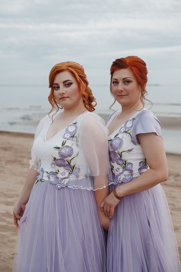 13. Моей маме (справа) 53 года и это оригинальное фото, без обработки