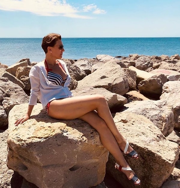 18. Моя мама не любит, когда я показываю ее фотографии без разрешения, но я могу показать фото моей тети, ее старшей сестры. Ей где-то 45-46. Она супер классная и очень красивая!