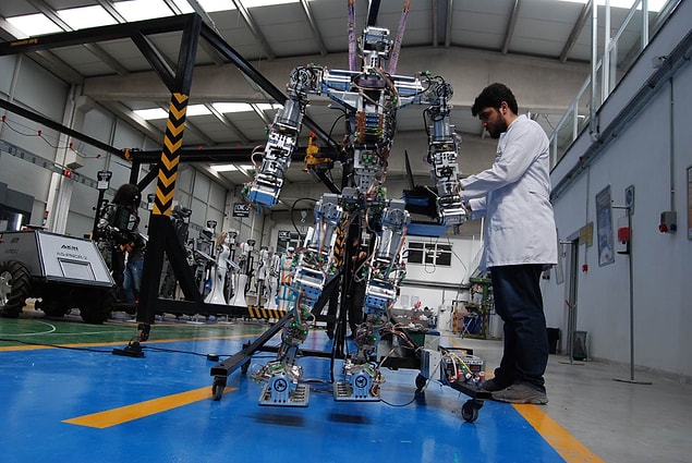 Yapay sinir ağlarının en yaygın ve güncel kullanım alanı ise şüphesiz insansı robotların geliştirilmesidir.
