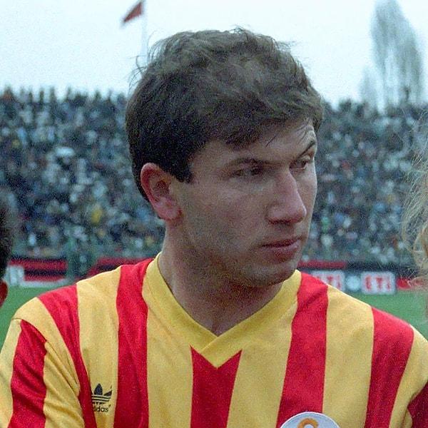 Bir de Galatasaray'ın efsane futbolcusu Tanju Çolak vardı ki, memleketin dört bir yanında gol kralı olarak anılmaya başlamıştı bile. Samsunspor'dan Galatasaray'a geçmesiyle birlikte başarısı ve ünü katlanarak artmıştı.