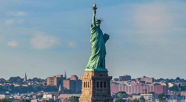 Как известно, Статуя Свободы - подарок французов американцам.