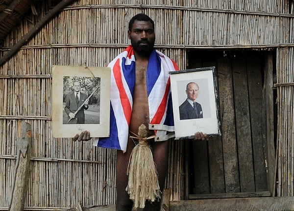 В 2010 году племя, жившее на острове Танна в южной части Тихого океана, и поклонявшееся принцу Филиппу, подарили принцу их местные ножны для пениса.