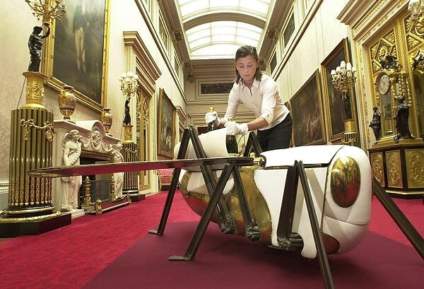 Хотя это не имеет никакого политического значения, винный холодильник в форме кузнечика, подаренный королеве Англии президентом Франции Помпиду, входит в список своей необычностью.