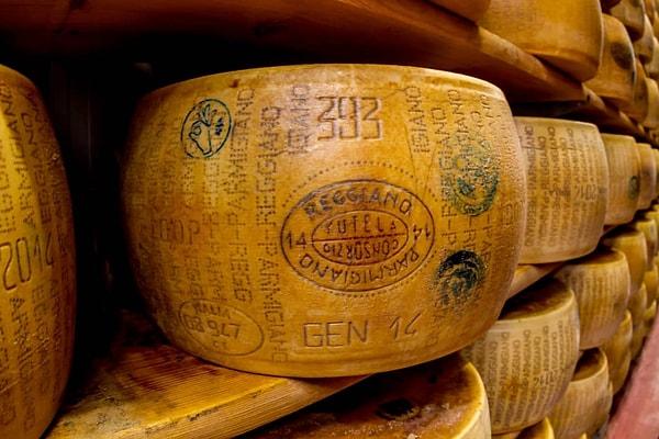 2. İtalya'da Parmesan peyniri, Orta Çağ'dan beri finansal operasyonlarda kullanılmaktadır.