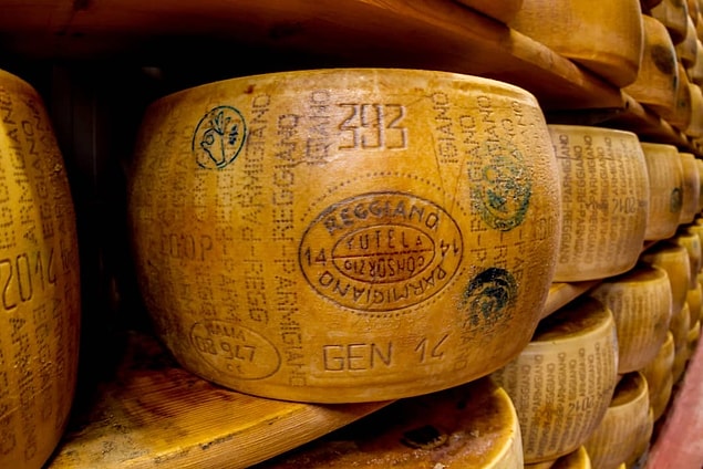 2. İtalya'da Parmesan peyniri, Orta Çağ'dan beri finansal operasyonlarda kullanılmaktadır.