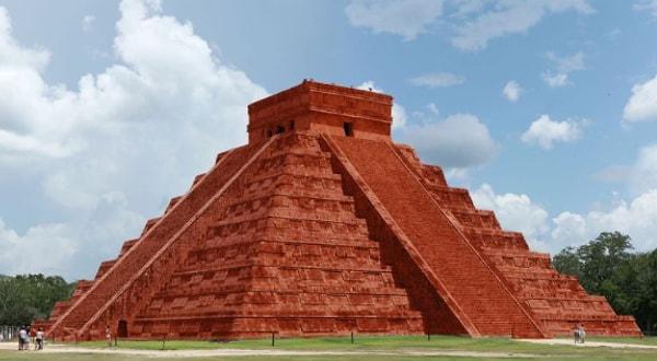 2. Mayalar aynı zamanda inşa ettikleri tapınaklar ile ünlüdür. Tapınaklarını eski zamanlarda kireç taşından inşa eder ve boyarlardı. Bu yüzden, Maya tapınakları oldukça farklı ve kırmızı renkte görünüyordu.