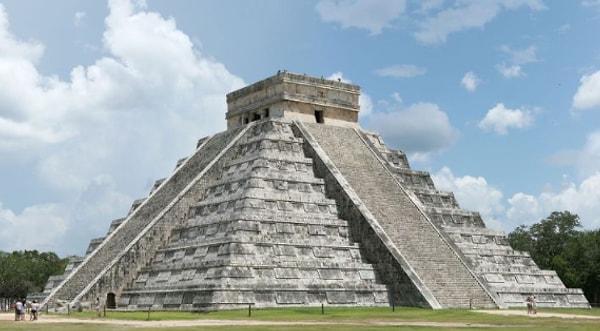 4. Tapınağın her 4 merdiveninde toplamda 91 basamak bulunur. Toplam basamak sayısı burada 364'tür.  Piramidin tepesindeki tüm merdivenleri birleştiren taban platformu ile birlikte toplam sayı 365 olur. Bu da bir yıldaki gün sayısına eşittir.