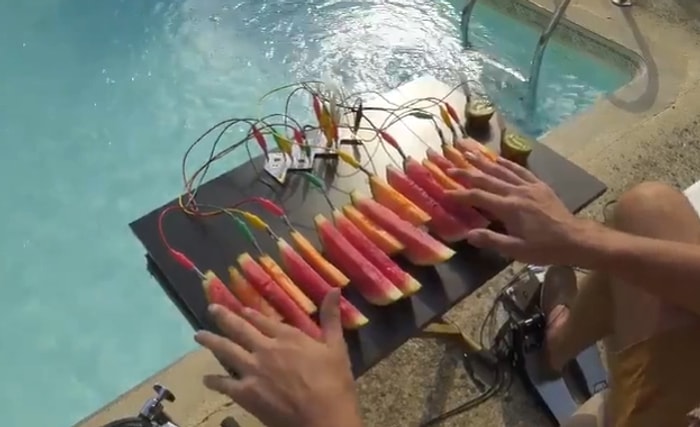 Meyveleri Müzik Aletine Dönüştüren Teknoloji ile Tekrar Tekrar Dinlemek İsteyeceğiniz Güzellikte Müzik Yapan Adam