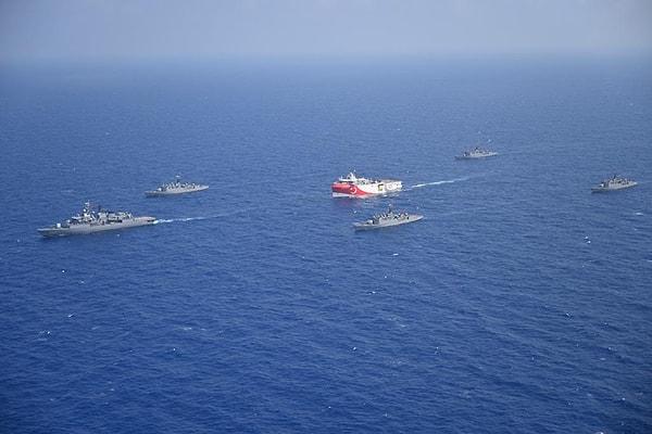 Söz konusu bölge üzerinde hak iddia eden Türkiye ve Yunanistan, bir süredir savaş gemilerini hak iddia ettikleri bölgede yüzdürüyor.