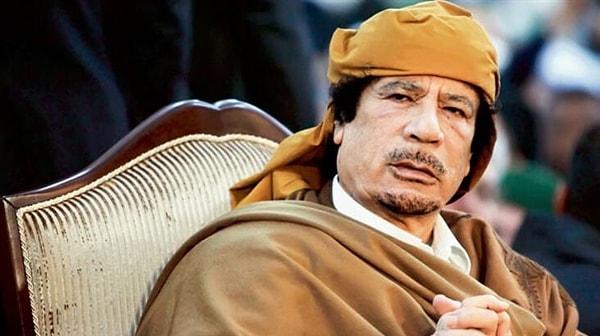 14. Kaddafi okulları ziyarete gittiğinde onu bazı öğrenciler karşılardı. Kaddafi bazı kızların kafalarını okşayarak korumalarına o kızı hareminde istediğinin gizlice mesajını veriyordu.