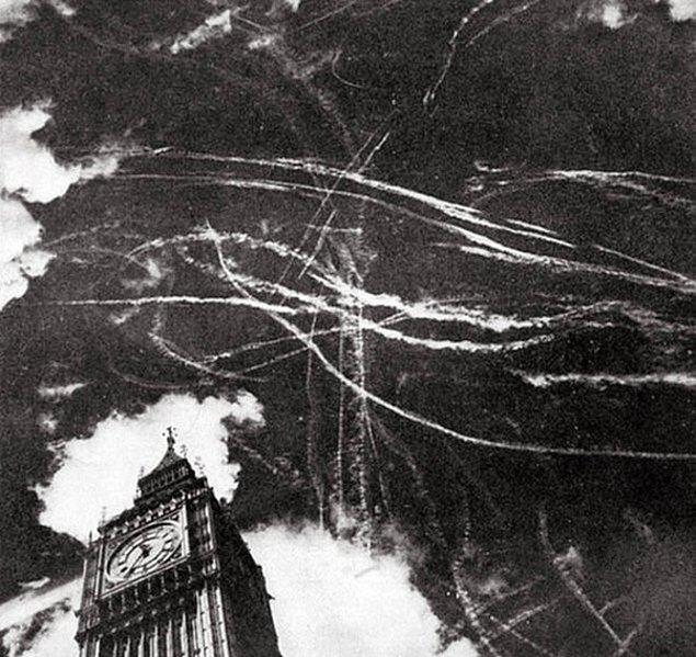 6. Alman ve İngiliz hava kuvvetleri arasındaki savaşın ardından Londra'da gökyüzü.
