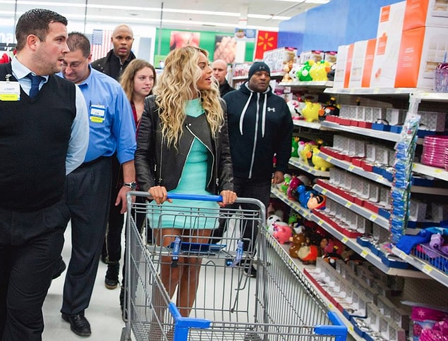 14. Walmart'a karşılık vermek için mağazaya gitti ve mağazadaki 750 kişiye 50 dolarlık hediye çeki verdi...