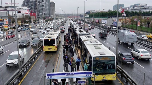 Şimdi ben evimden tam 2 saat uzaklıkta bir yerde çalışıyorum. Git gel toplam 4 saat sürüyor yol. Haliyle bütün enerjimi, direncimi yolda zaten harcıyorum. İşin stresi de eklenince akşam 10 gibi benim cenazem kalkacak kıvama geliyor.