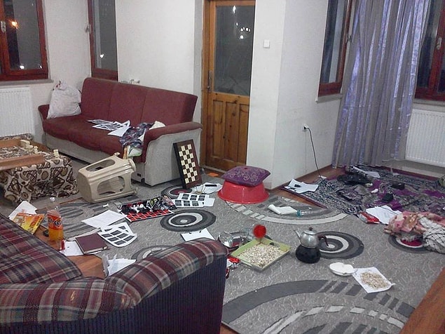 Evi, özellikle kardeşim bekar, öğrenci evi gibi kullanıyor. Ben de her akşam işten gelip en az bir buçuk saat mutfaktan, 1 saat de banyo ve salondan çıkmıyorum. Keyif için mi HAYIR!