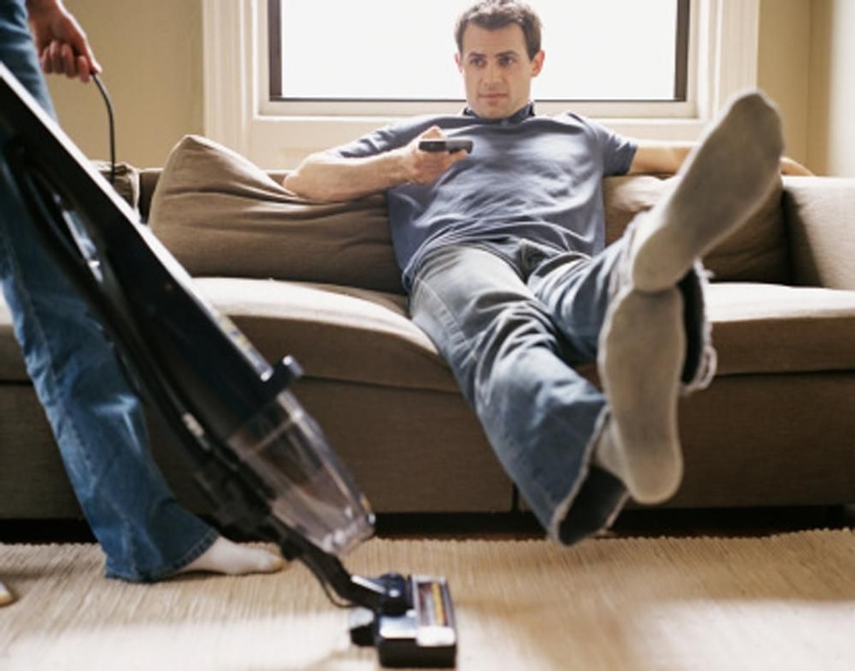 Парни убираются в квартире. Что делают мужчины после работы. Мужик убирается по дому. Человек устал. Пресс сток фото.