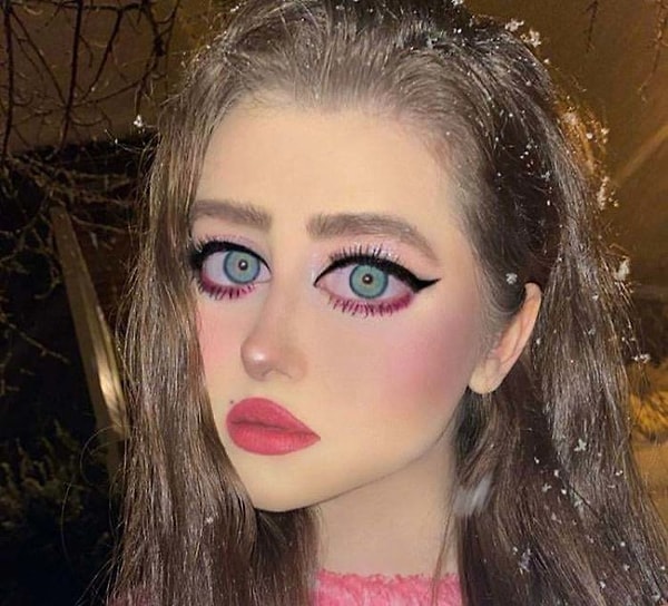 1. С каждой фотографией, ее глаза стают все больше и больше