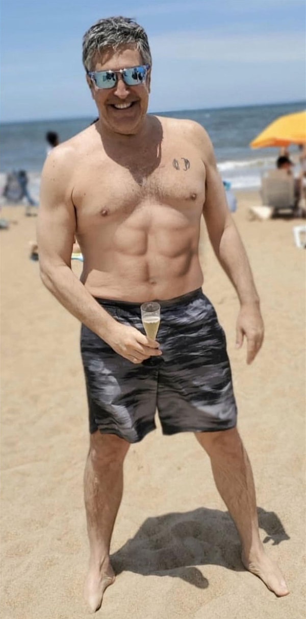 17. Поймали в дикой природе, как говорится. Он очень коррумпированный адвокат в своей стране, недавно опубликовал это фото в своем аккаунте в Twitter