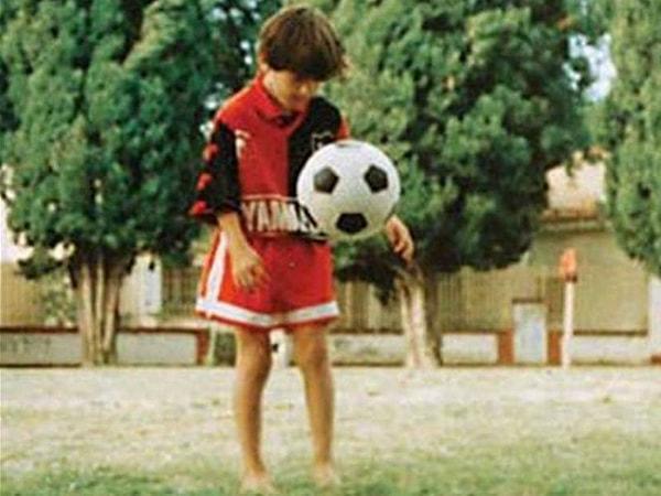 Annesinin anlattığına göre, ''Onu bakkala gönderdiğimde Leo her zaman topunu da yanına alırdı" ve kardeşi Matias şöyle ekliyor: "Eğer topu yoksa da plastik çantalardan ya da çoraplardan kendine bir top yapardı."