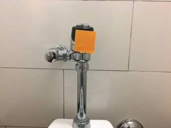 12. Otomatik sifonlu bir tuvaleti kullanmadan önce hareket sensörünün önüne bir parça tuvalet kağıdı yerleştirin. Böylece zamansız aktive olup sizi ıslatmaz ya da korkmanıza neden olmaz.