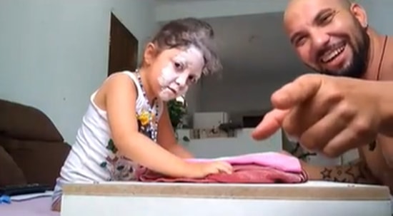 Babasıyla Suratı Una Çarpmalı Taş-Kağıt-Makas Oyunu Oynayan Ufaklığın Müthiş Eğlenceli Anları