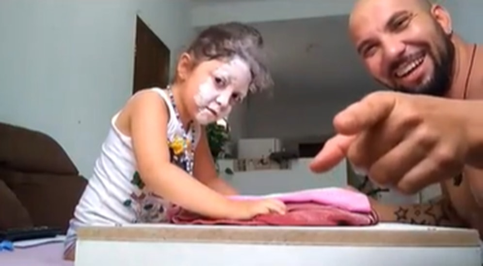 Babasıyla Suratı Una Çarpmalı Taş-Kağıt-Makas Oyunu Oynayan Ufaklığın Müthiş Eğlenceli Anları