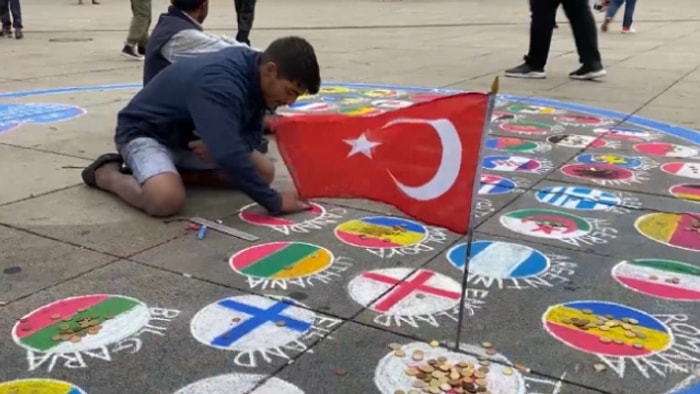 Geçimini Ülke Bayraklarını Yere Çizerek Kazanan Adam, Türk Bayrağını Yere Çizmek Yerine Asıyor