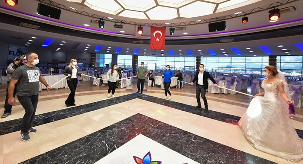 80 Yaşındaki Koronavirüs Hastası Kadın 72 Saat İçinde 5 Düğüne Gitmiş