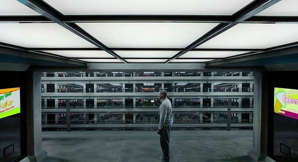 Действие сериала происходит в антиутопическом мире, где люди весь день окружены экранами. Члены общества должны ездить на велосипеде, чтобы заработать «заслуги». Эти заслуги используются для оплаты всего нужного тебе для жизни. Это однообразная, убогая жизнь.