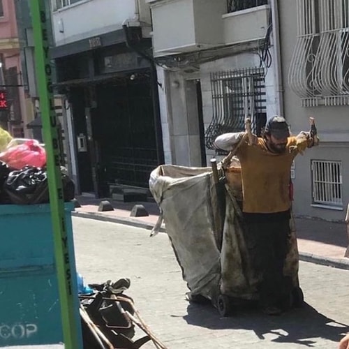 Çağatay Ulusoy'un yeni filminden kareler gelmeye devam ediyor!