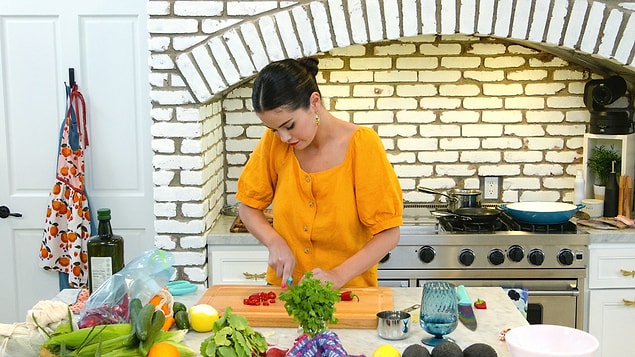 Ancak hala Lupus ile yaşamaya devam ediyor. Öyle ki, geçtiğimiz günlerde HBO Max'te yayınlanan yemek programında limon bile sıkamıyordu...