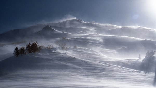 Güçlü fön rüzgarı, günde yaklaşık 30 cm derinliğinde olan kar kalınlığını yok edebilir.