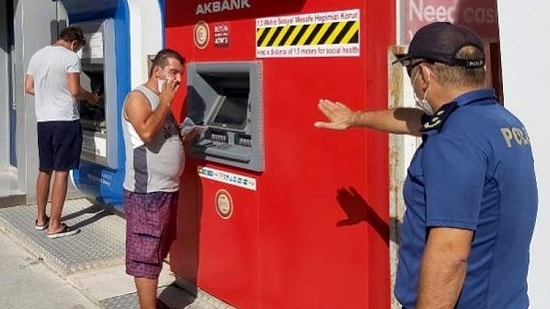 Maskesiz Bir Şekilde ATM'den Para Çeken Adama 1000 TL Fazla Çek Ayarı