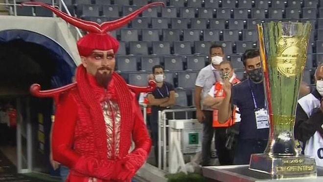 Fenerbahçe'nin İlginç Kupa Töreni: Törene Kırmızı Kostümlü Karakter Damga Vurdu