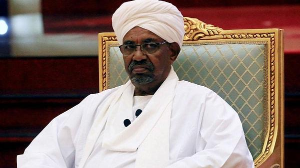 1989 yılında Beşir'in yönetimi ele geçirmesinin ardından sert bir İslami yönetim şekline geçen Sudan, bu tarihte başlayan uluslararası izolasyonu geride bırakıyor.