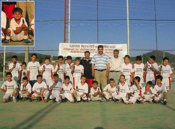 Cengiz Ünder, 14 Temmuz 1997'de Balıkesir'in Sındırgı ilçesinde dünyaya geldi ve futbol hayatına da 8 yaşında Sındırgı Belediyesi takımında başladı.