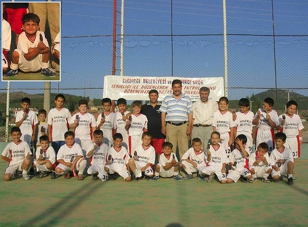 Cengiz Ünder, 14 Temmuz 1997'de Balıkesir'in Sındırgı ilçesinde dünyaya geldi ve futbol hayatına da 8 yaşında Sındırgı Belediyesi takımında başladı.