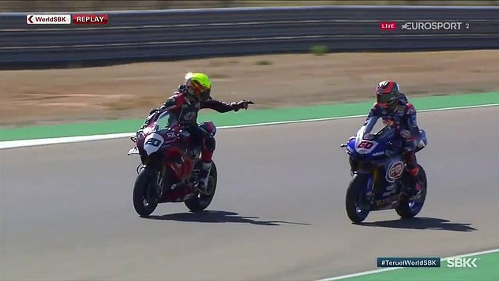 Dünya Superbike Şampiyonası'nda İki Motosikletli Pistte Yan Yana Tartıştı